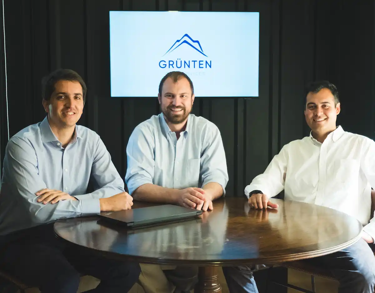Los tres socios de Grünten en una sala de reuniones